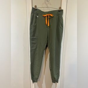 FIGS Zamora jogger in moss, small